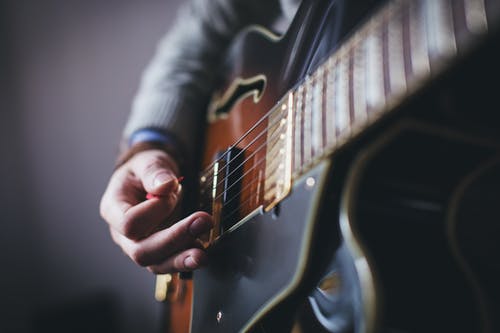 pleje af din akustiske guitar
