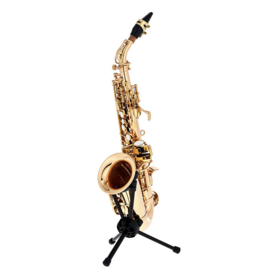 Startone SCS-75 Curved Soprano Sax på et saxofonstativ