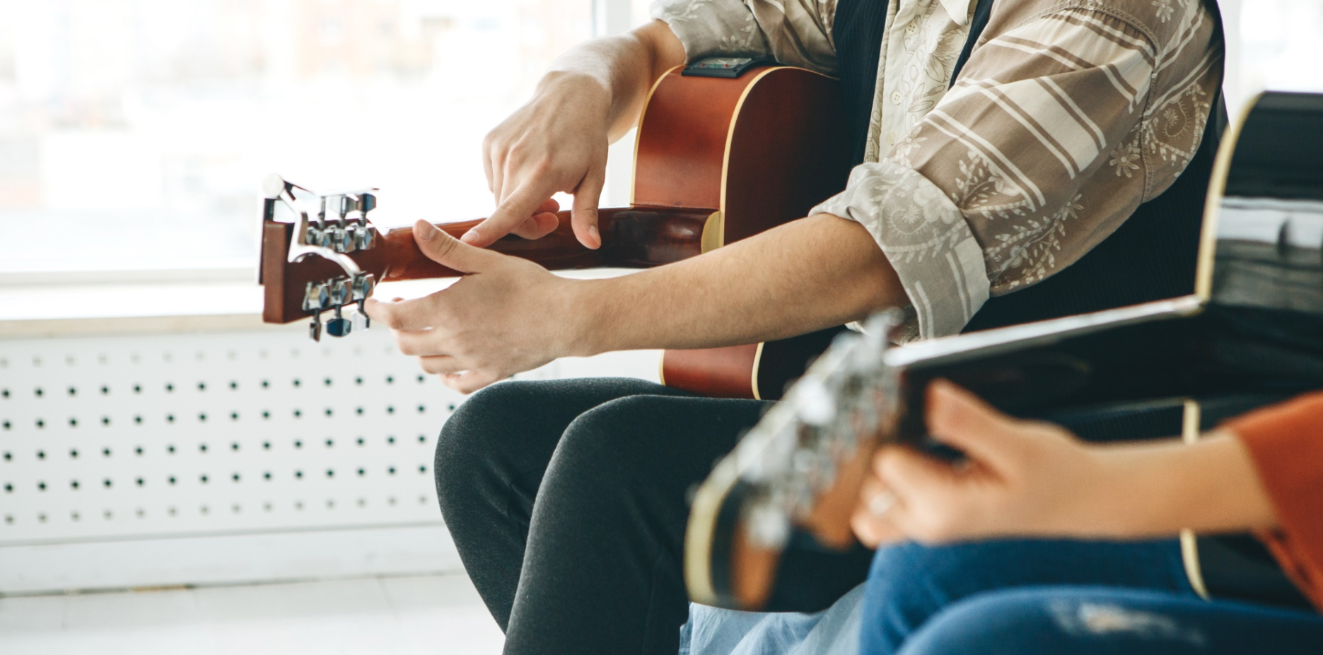 Step guide Mand der spiller guitar