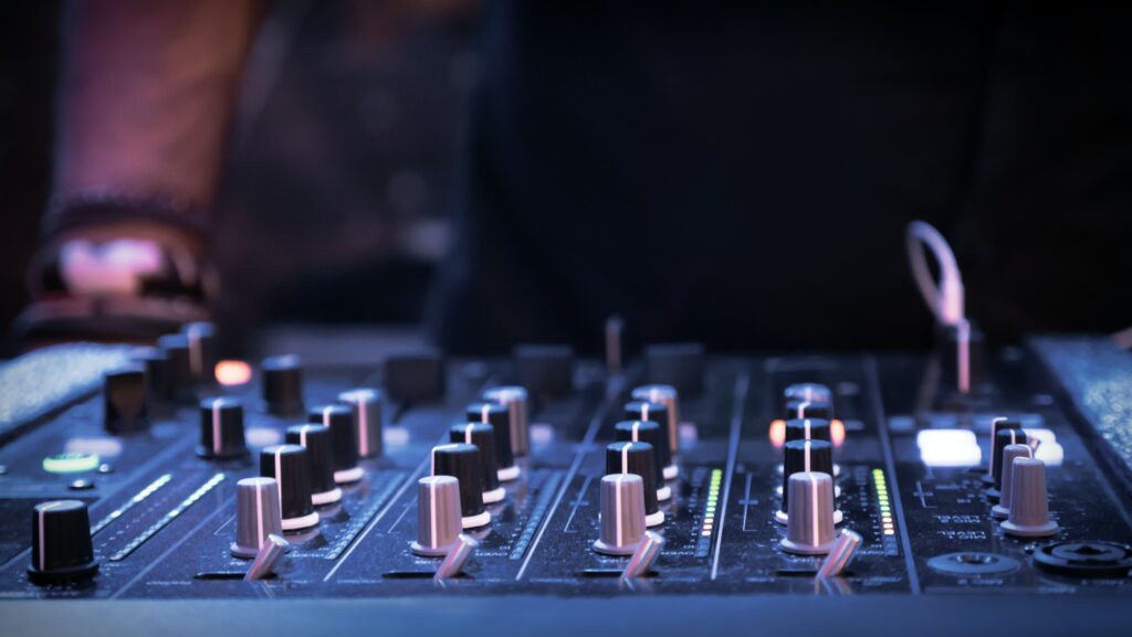 DJ mixer